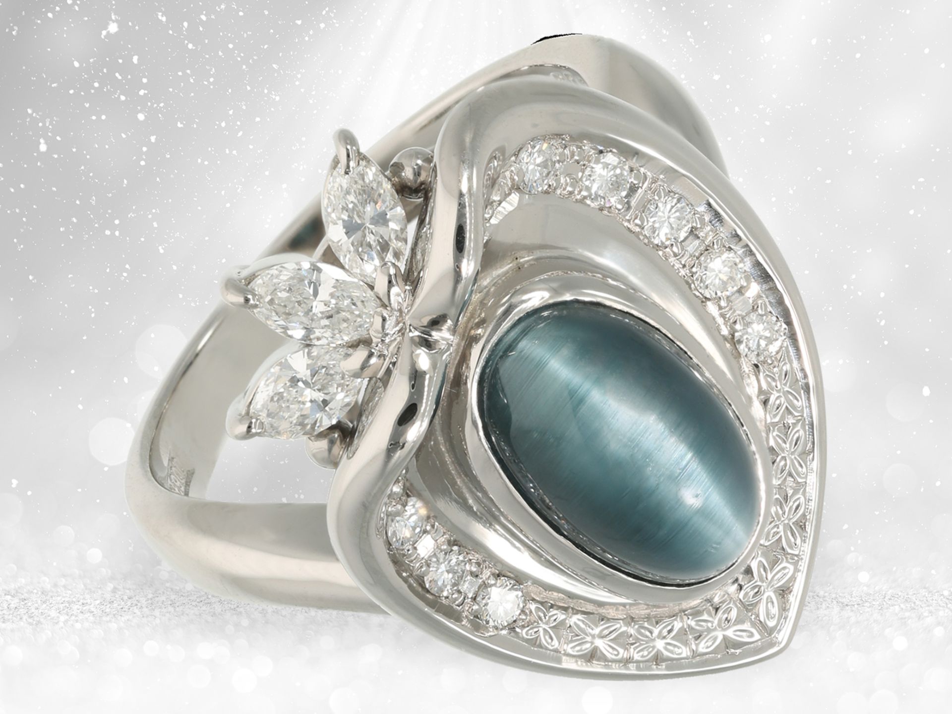 Ring: hochfeiner, neuwertiger Designerring aus Platin, "Blue Cat's Eye Chrysoberyll" und Diamanten,  - Bild 2 aus 4