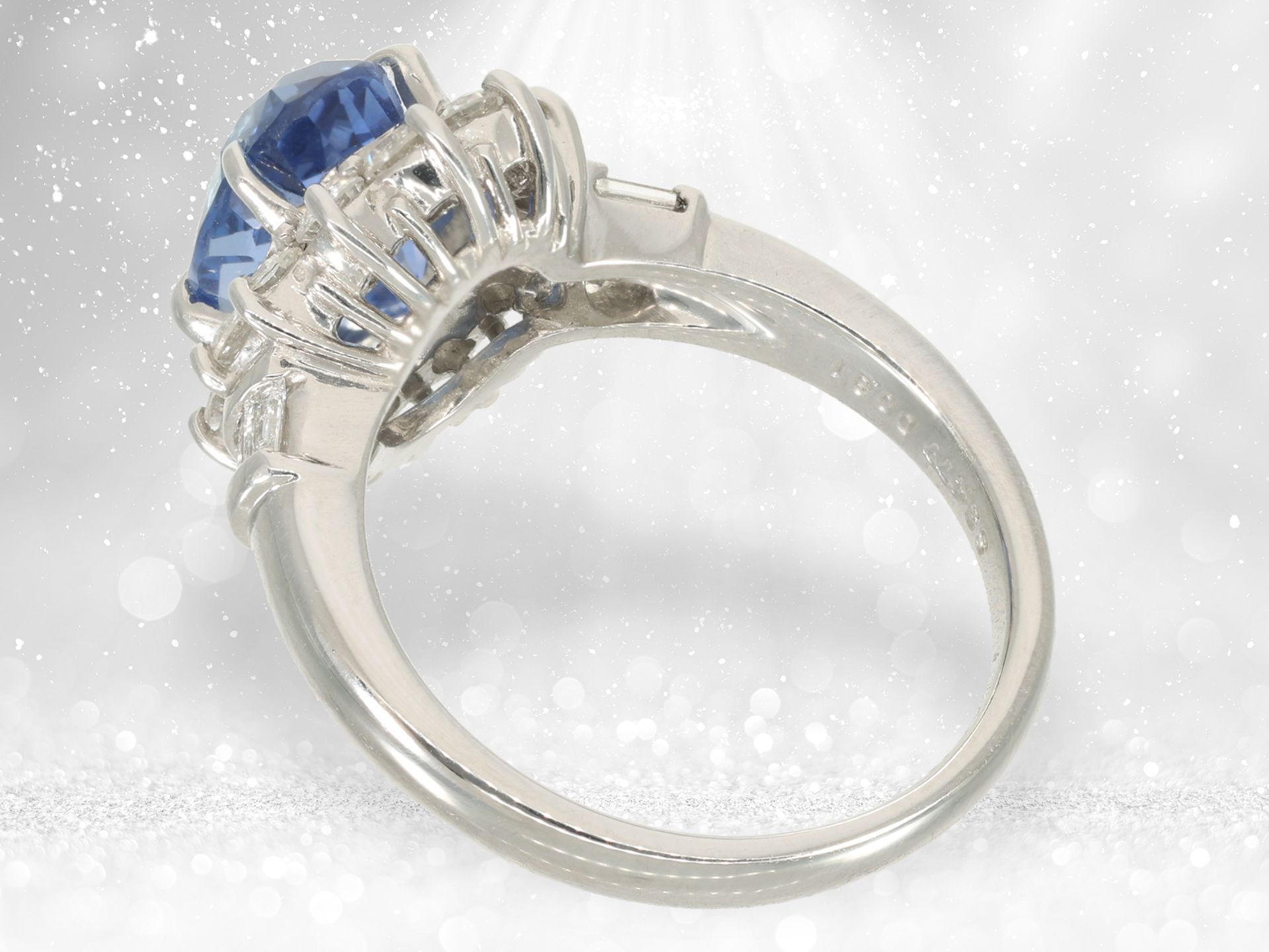 Ring: Platinring mit sehr wertvollem Ceylon Saphir "NO HEAT" und feinstem Diamantbesatz, neuwertig - Bild 5 aus 5