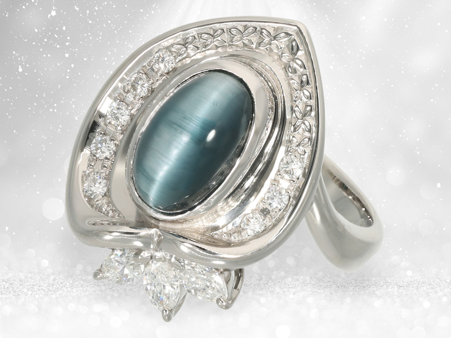 Ring: hochfeiner, neuwertiger Designerring aus Platin, "Blue Cat's Eye Chrysoberyll" und Diamanten,  - Bild 3 aus 4