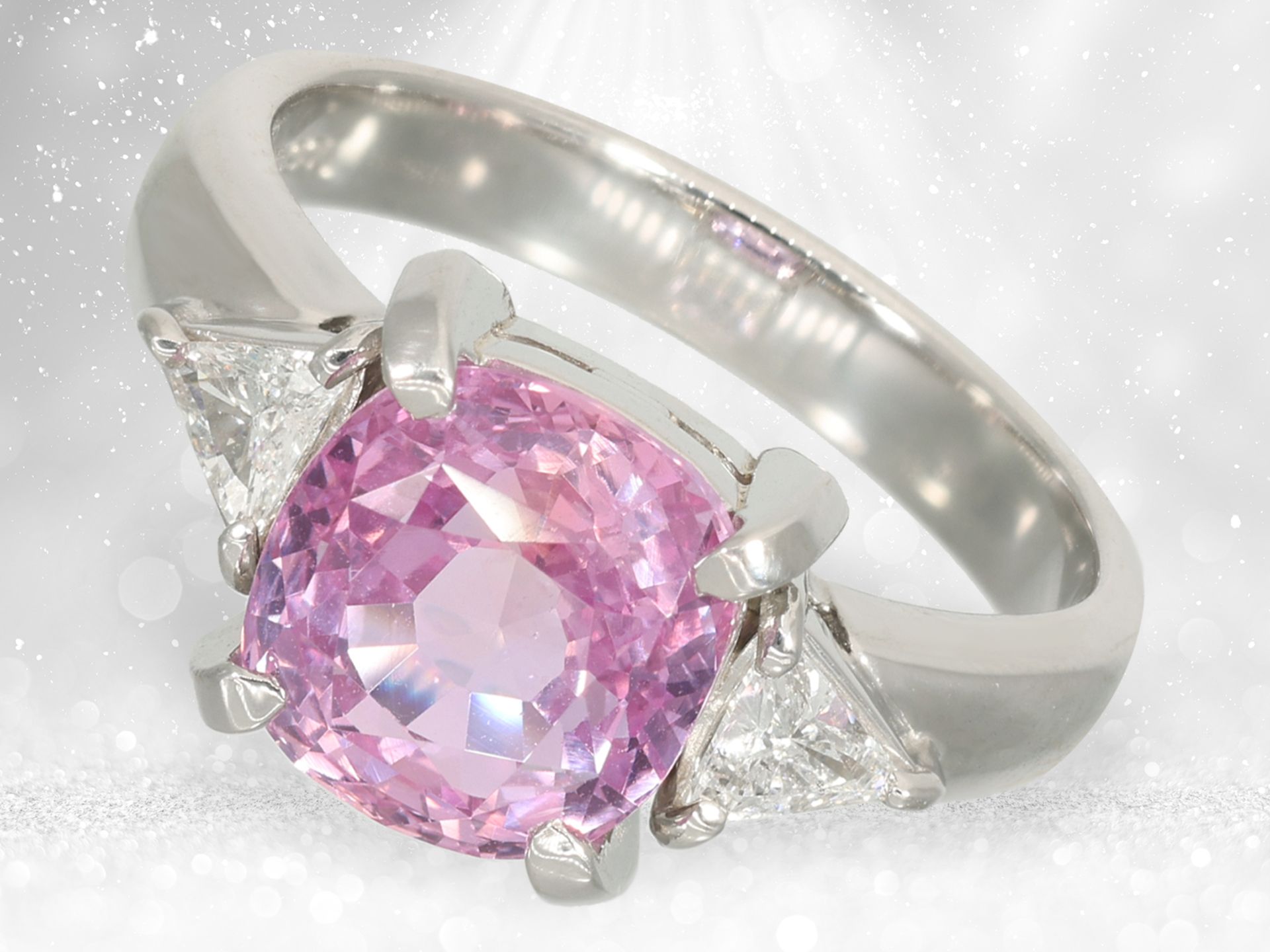 Ring: exclusive platinum ring with rare sapphire "PURPLISH PINK" of 4.18ct, IGI certificate