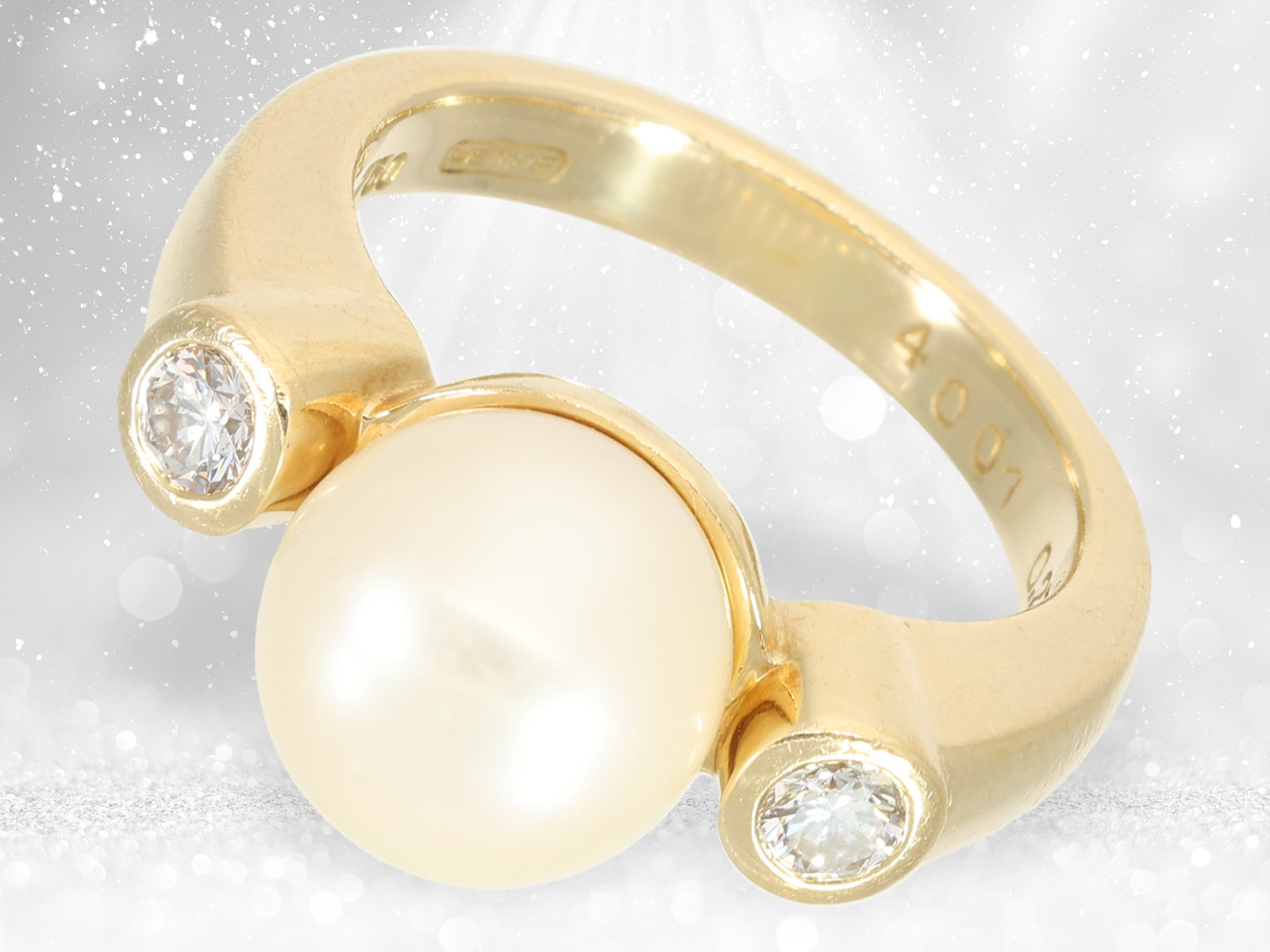 Ring: solid gold jewellery ring with fine pearl and brilliant-cut diamonds, Wempe brand jewellery