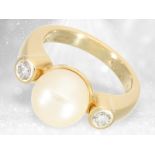 Ring: massiver Goldschmiedering mit feiner Perle und Brillanten, Wempe-Markenschmuck