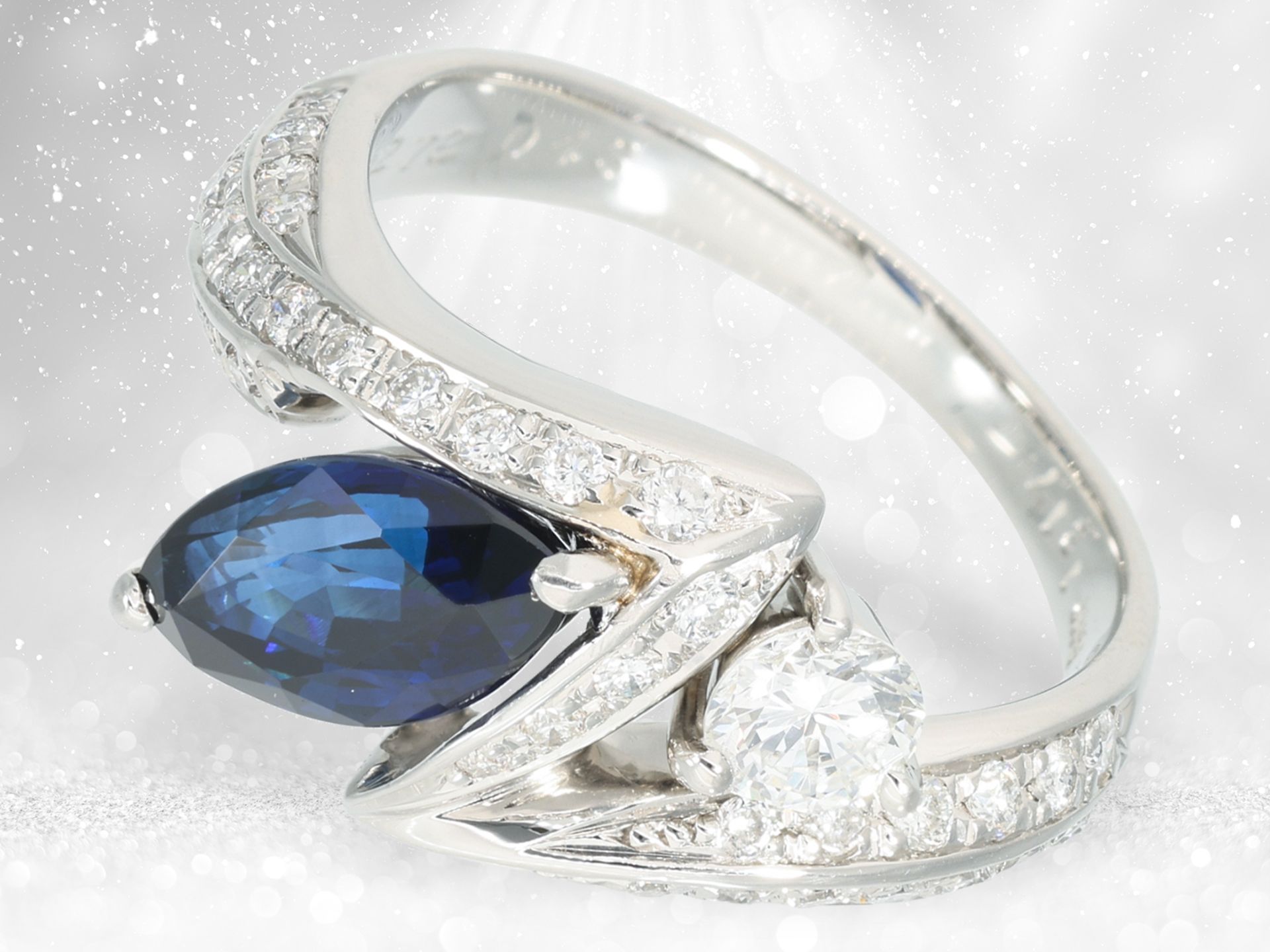 Ring: like new designer ring made of platinum "flash", very fine sapphire and brilliant-cut diamonds - Image 2 of 5