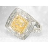 Ring: äußerst aufwendig gearbeiteter Diamantring, Mittelstein "Yellow Cushion" von 2ct