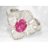 Ring: exklusiver Platinring mit "Vivid Pink Red" Burmarubin und wertvollem Diamantbesatz, IGI-Zertif