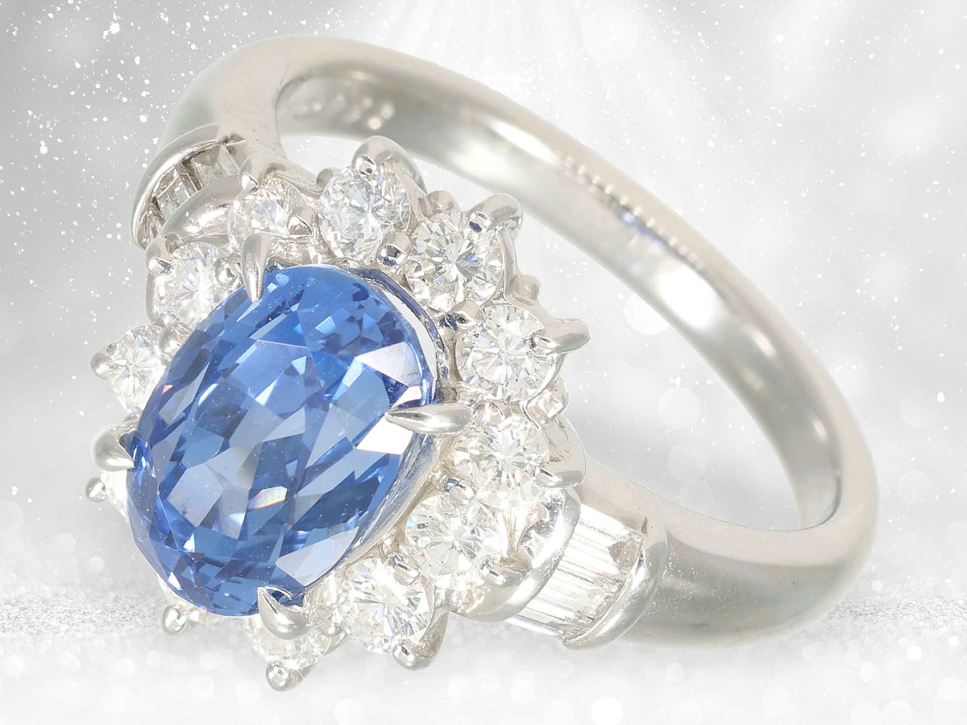 Ring: Platinring mit sehr wertvollem Ceylon Saphir "NO HEAT" und feinstem Diamantbesatz, neuwertig