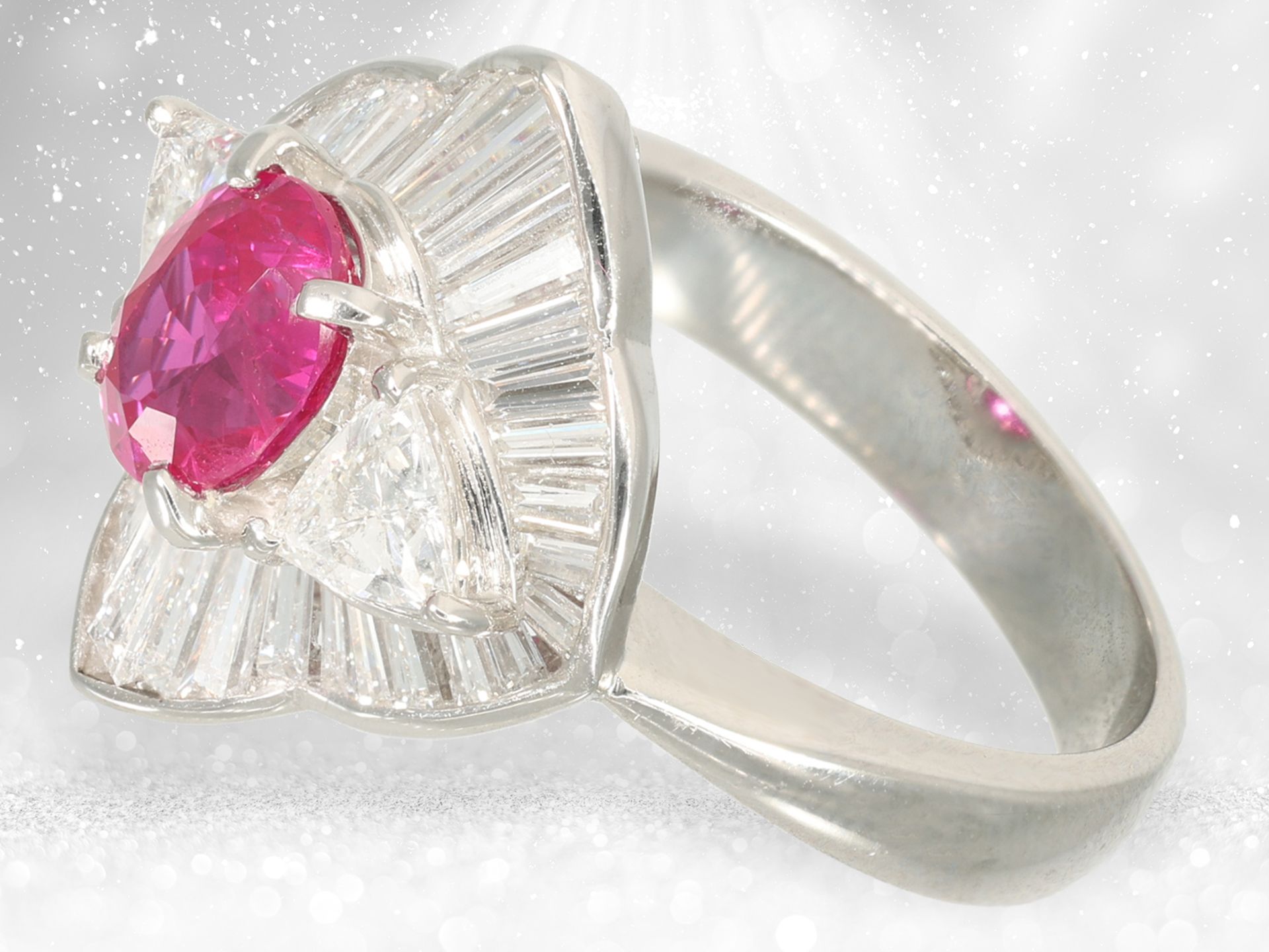 Ring: exclusive platinum ring with "Vivid Pink Red" Burma rubin and precious diamond setting, IGI ce - Image 4 of 5