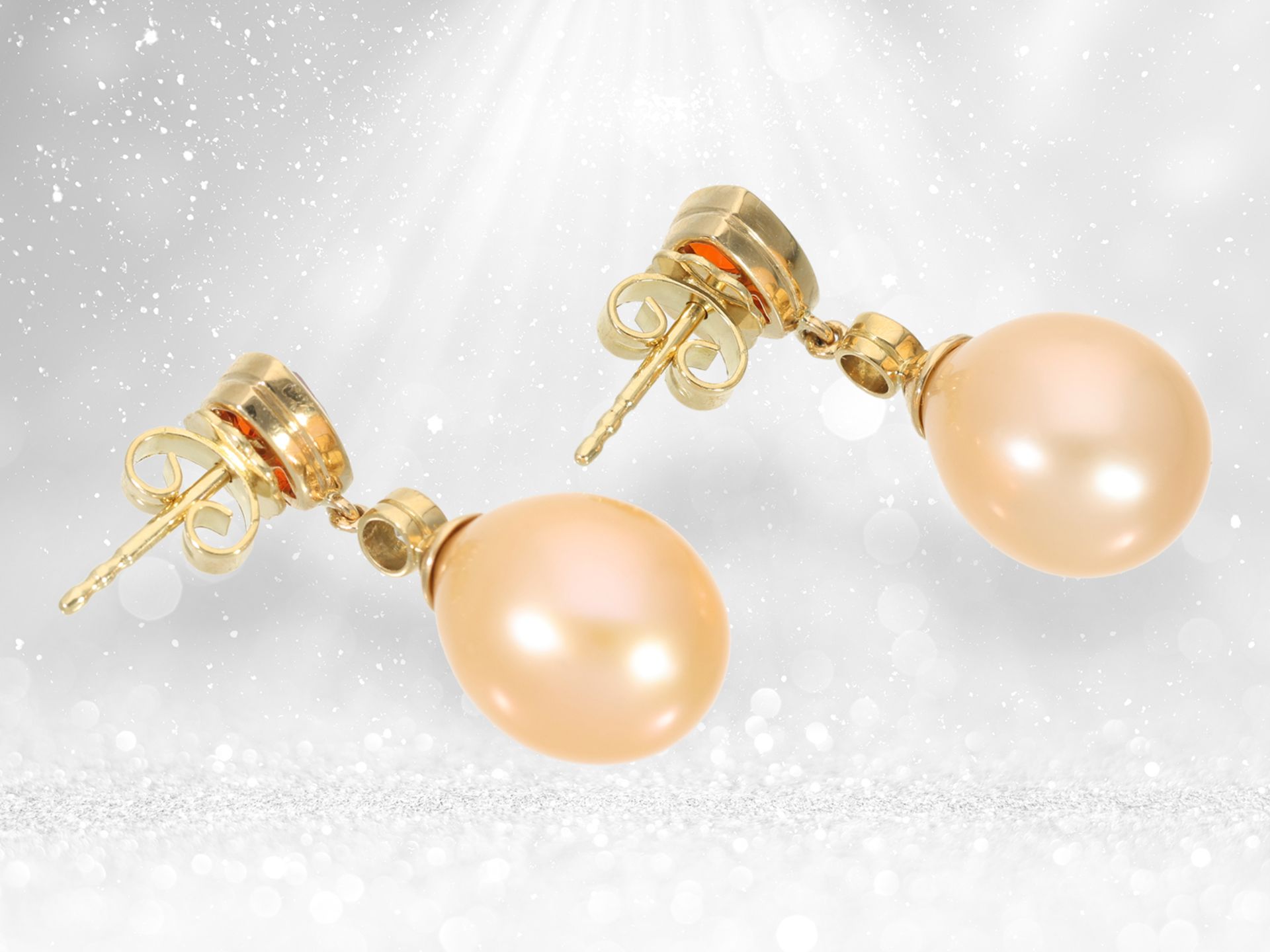 High quality ear studs with fire opal, brilliant-cut diamonds and cultured pearls, 18K gold handcraf - Image 3 of 3