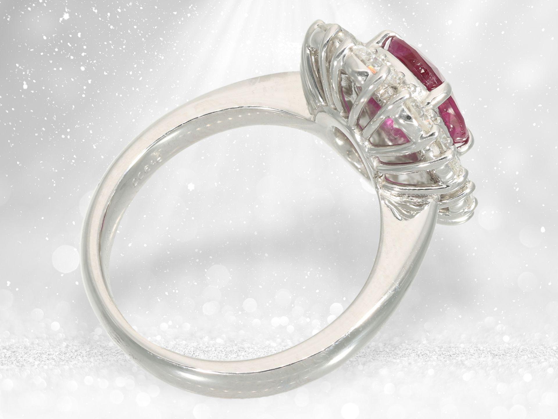 Ring: extremely exclusive platinum ring with certified Burma ruby and fine brilliant-cut diamonds, G - Image 4 of 4