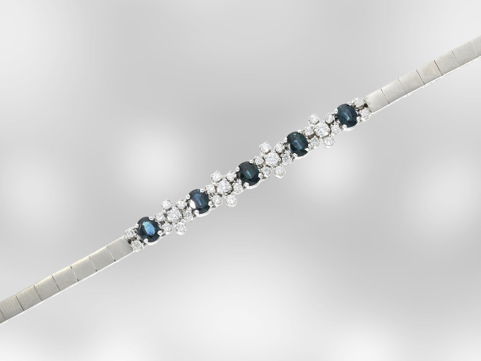 Bracelet: decorative white gold vintage bracelet with sapphires and diamonds, total approx. 1.84ct,  - Image 2 of 2