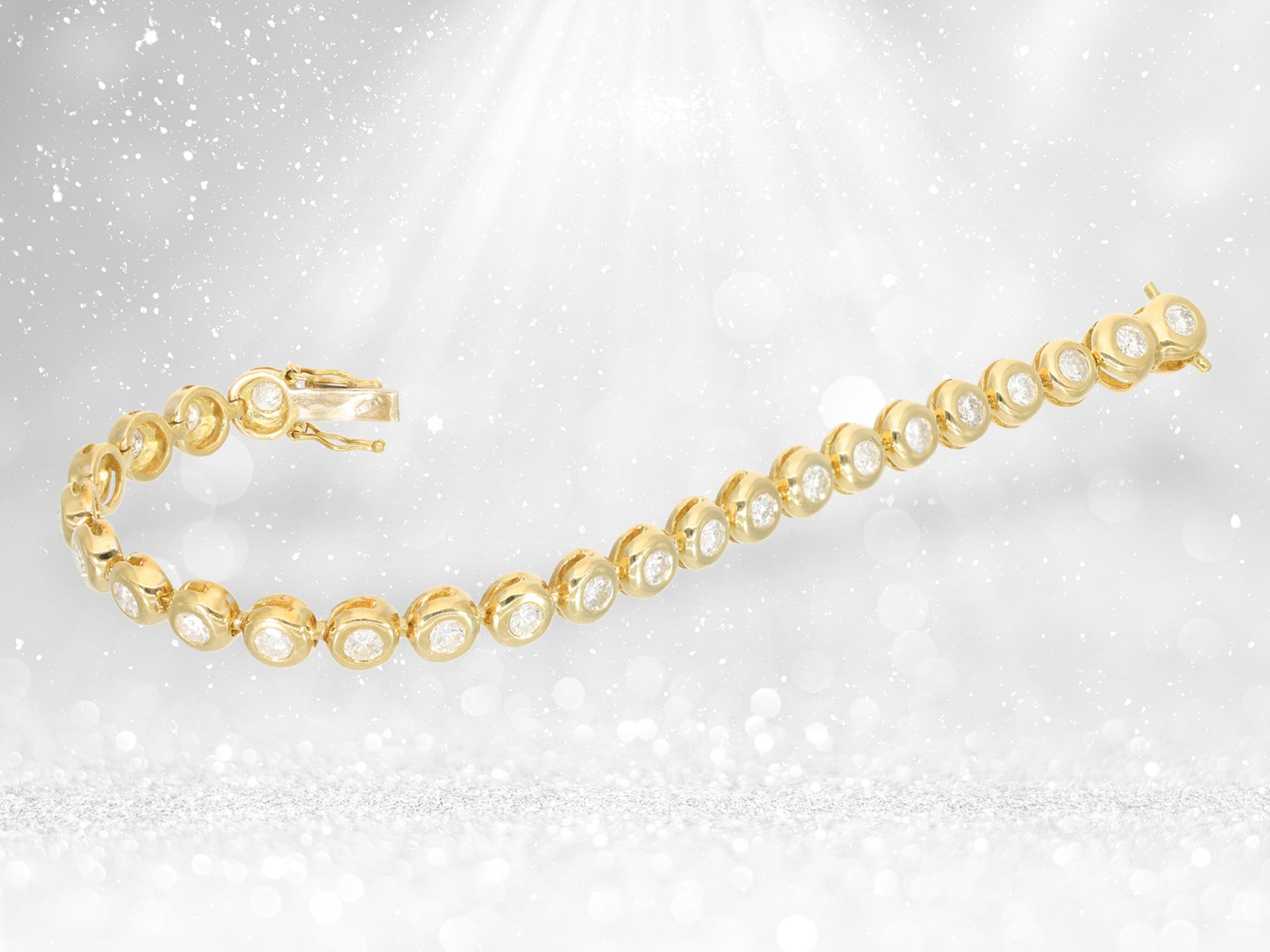 High quality and handmade tennis bracelet with large brilliant-cut diamonds, 18K gold, approx. 5.52c - Image 2 of 4