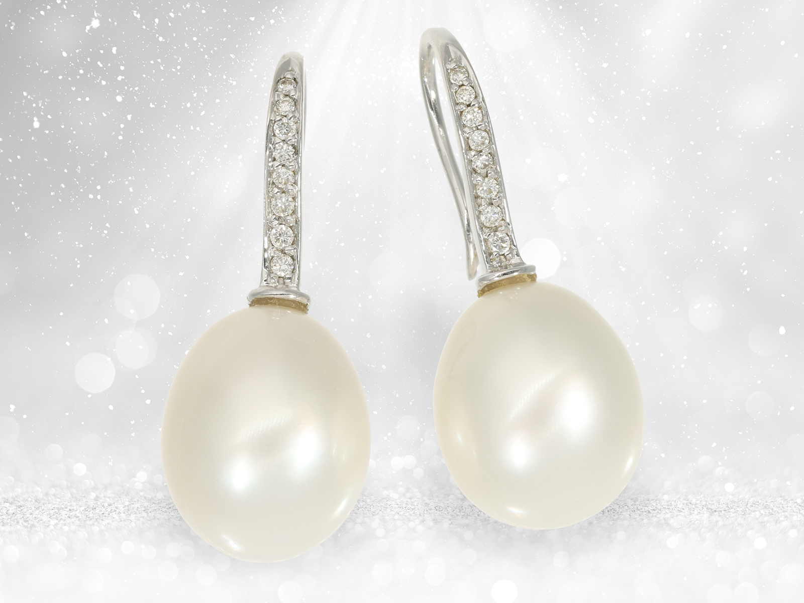 Very fine earrings with brilliant-cut diamonds and large South Sea pearls, signed CB (Bucherer) and 