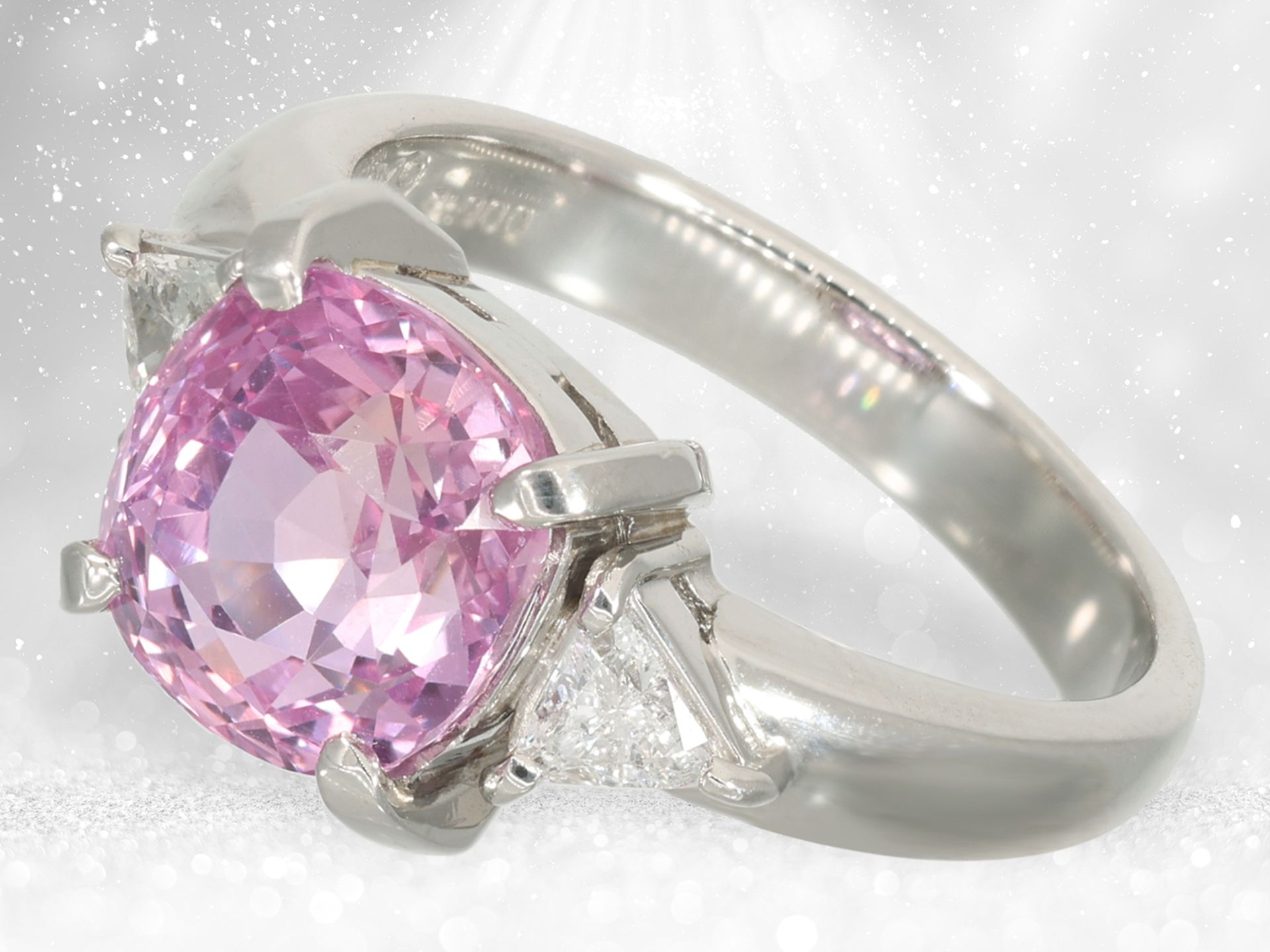 Ring: exclusive platinum ring with rare sapphire "PURPLISH PINK" of 4.18ct, IGI certificate - Image 2 of 4