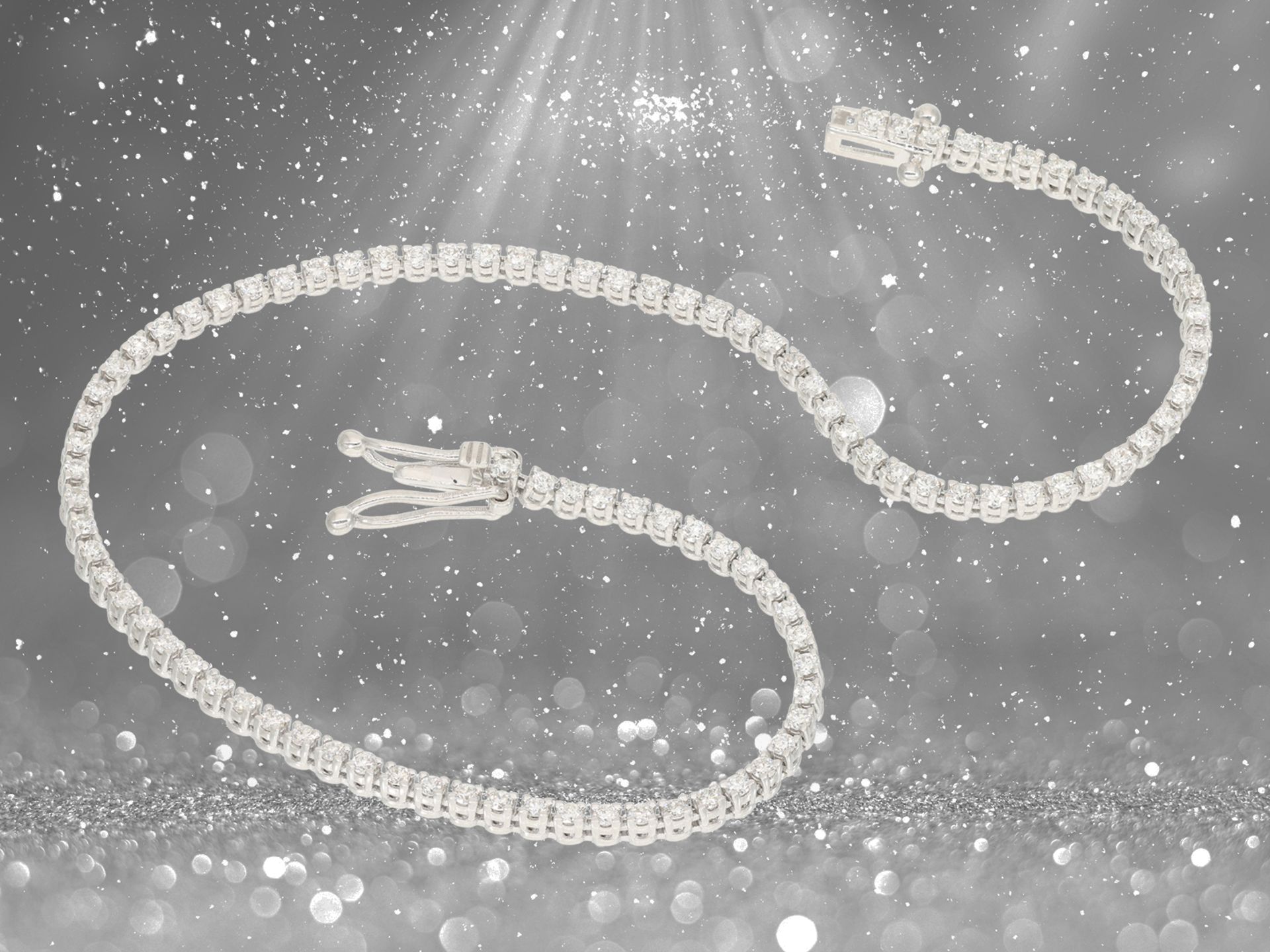 Very fine, filigree tennis bracelet with brilliant-cut diamonds, together approx. 1ct, like new