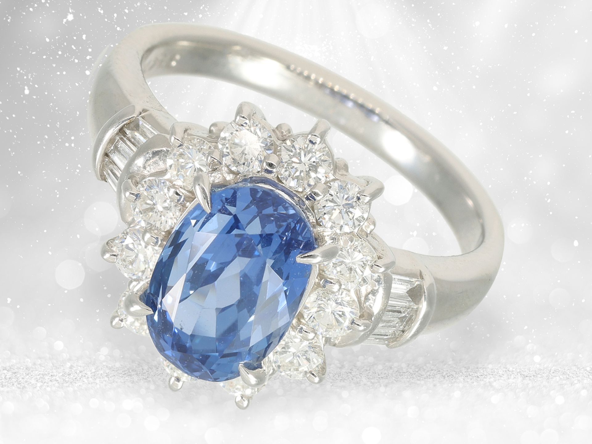 Ring: Platinring mit sehr wertvollem Ceylon Saphir "NO HEAT" und feinstem Diamantbesatz, neuwertig - Bild 2 aus 5