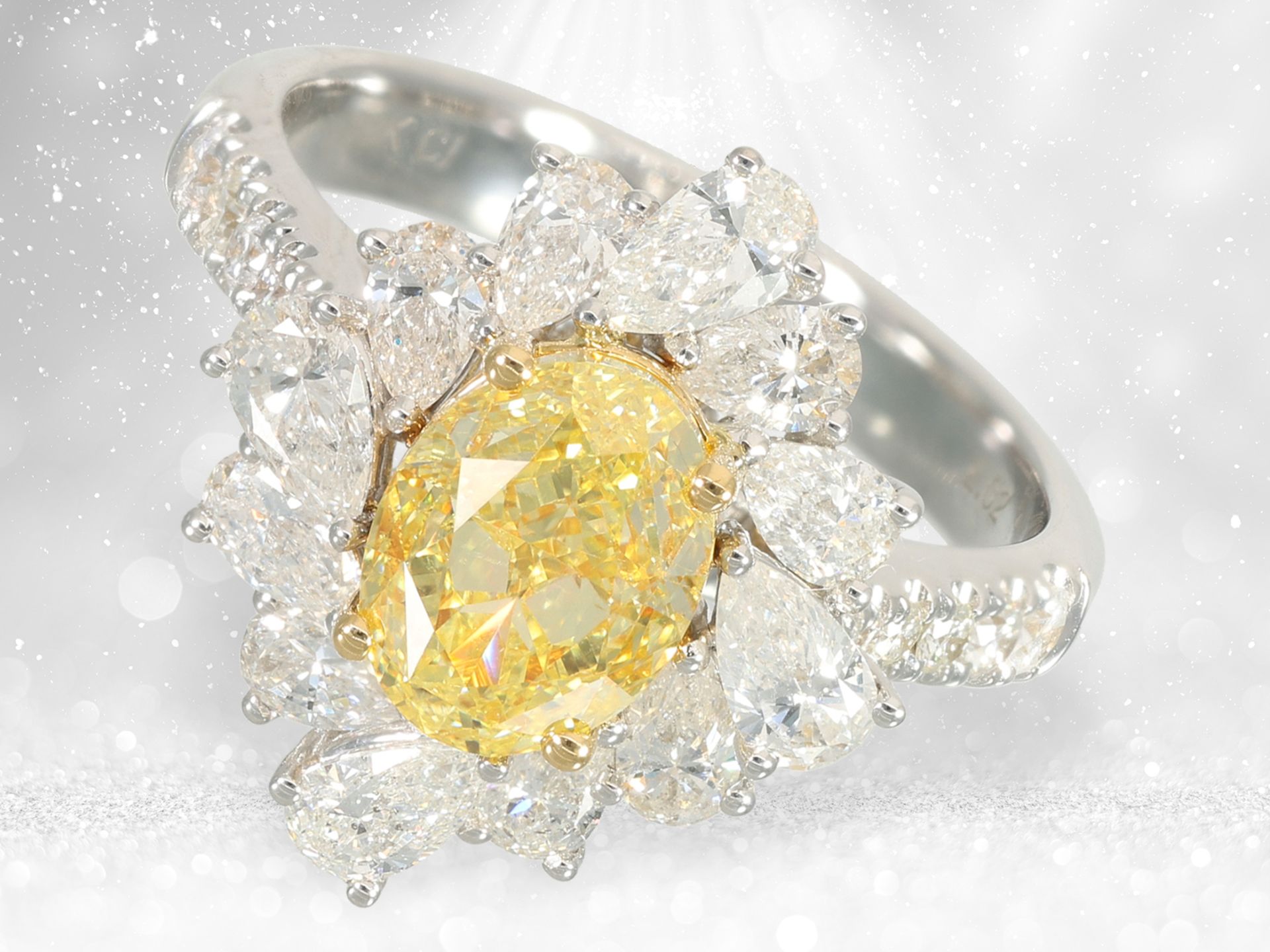 Ring: exquisite two-carat diamond ring "Canary-Fancy Intense Yellow", GIA report