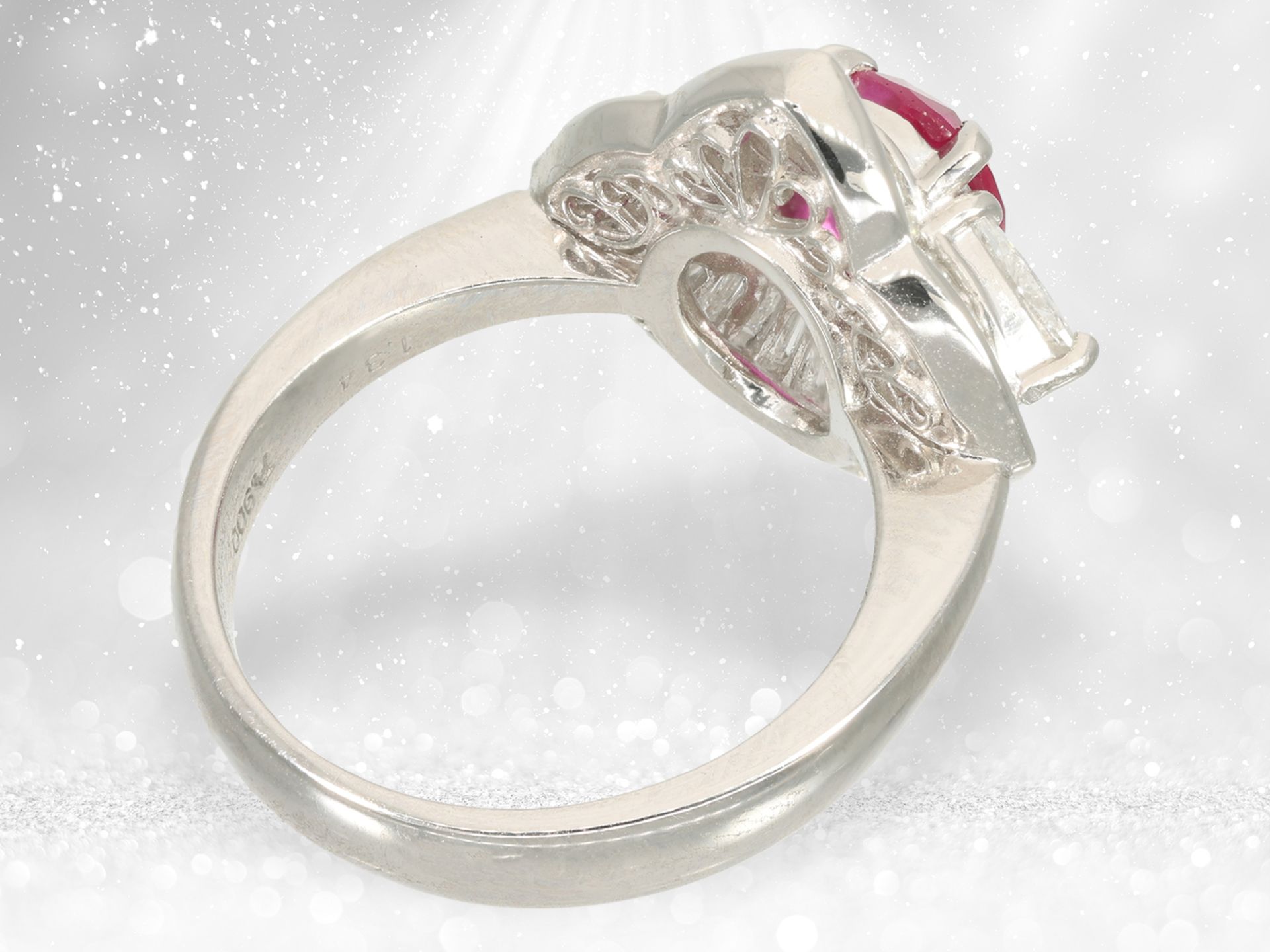 Ring: exclusive platinum ring with "Vivid Pink Red" Burma rubin and precious diamond setting, IGI ce - Image 5 of 5