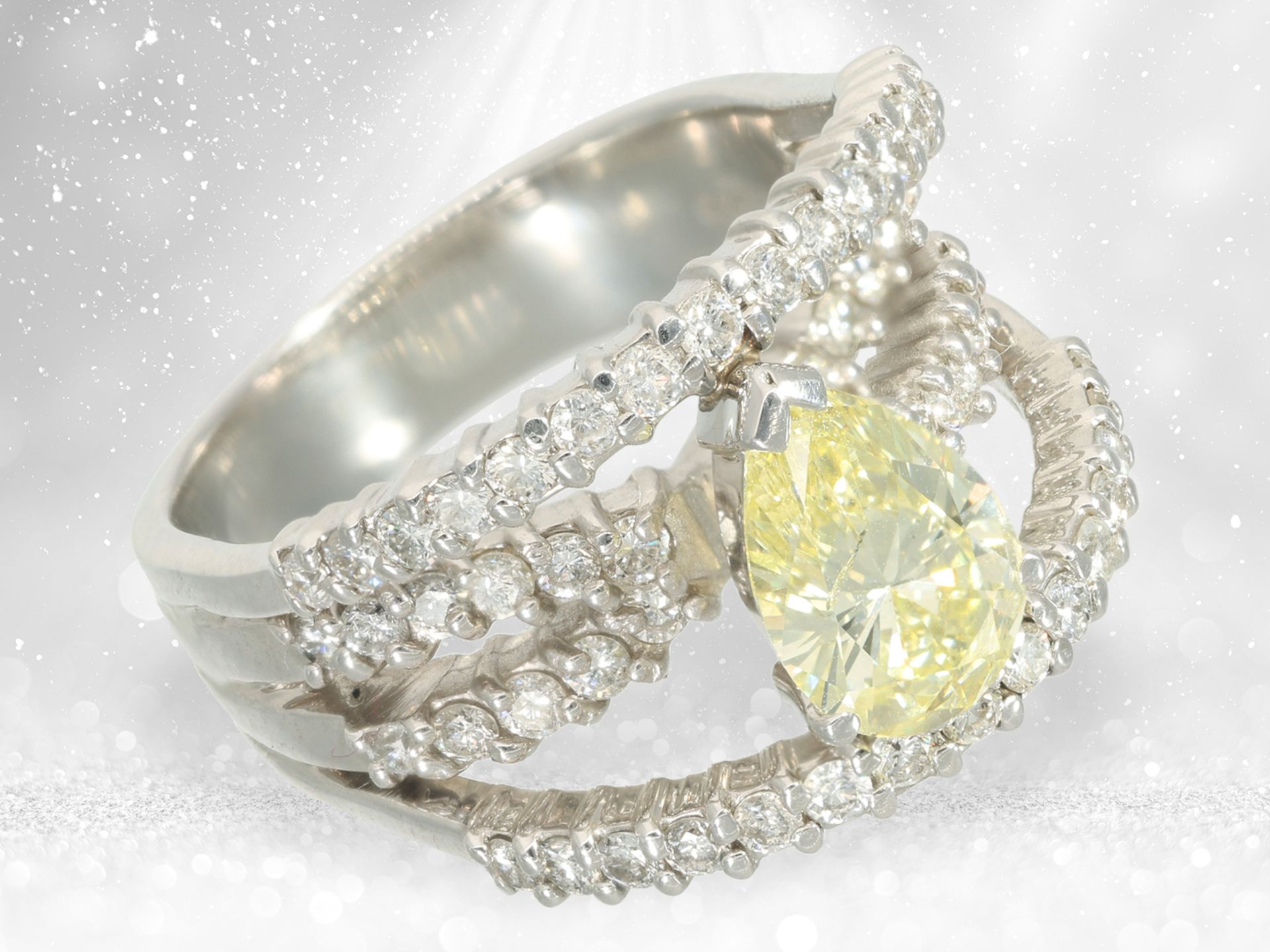Ring: modern platinum designer ring with large Fancy Yellow diamond of 1.34ct, IGI certificate - Image 4 of 5