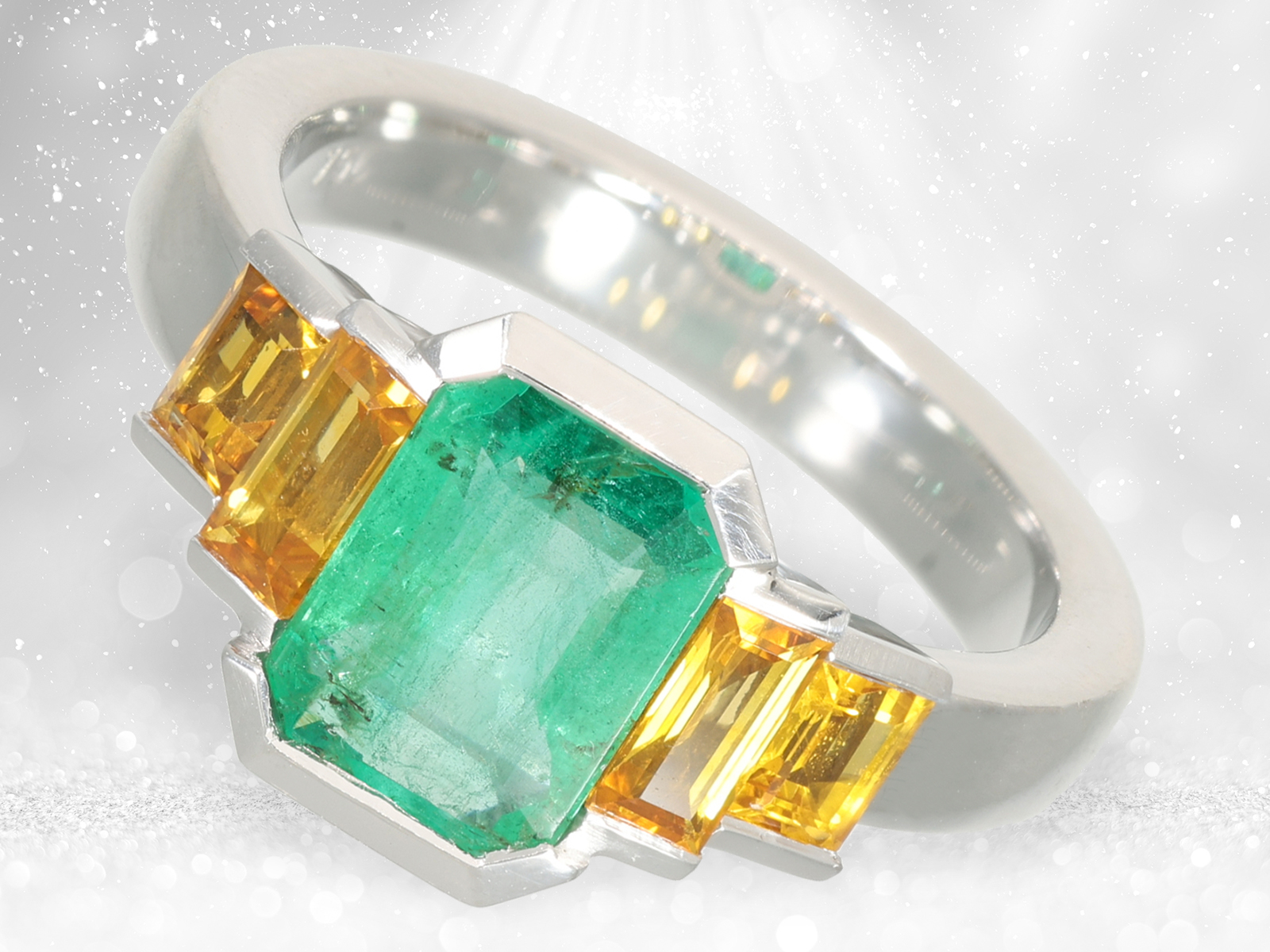 Ring: high quality goldsmith's work with emerald and sapphire set, handmade by Schupp manufactory