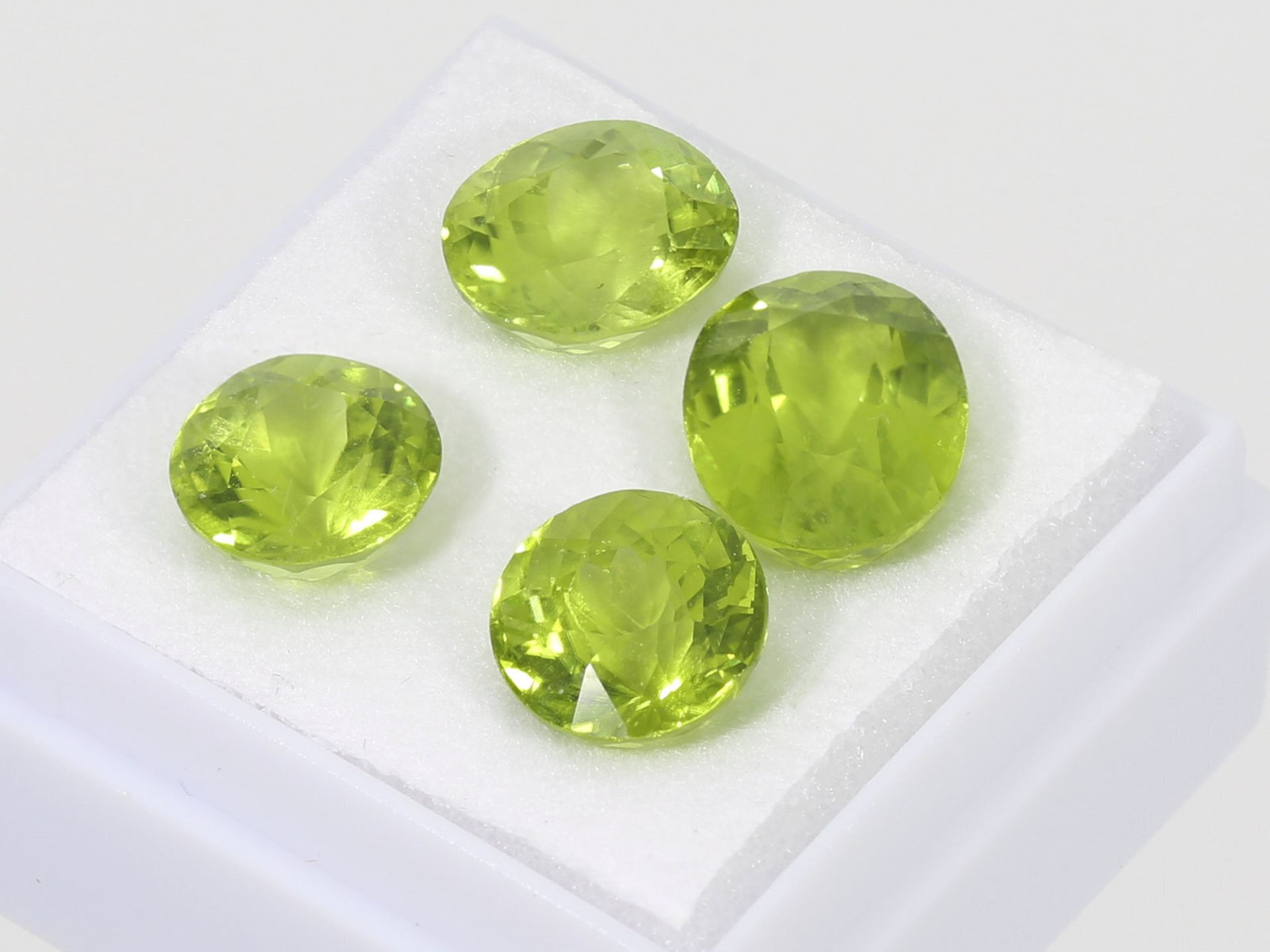 Peridot: kleines Peridot-Konvolut, insgesamt ca. 9,3ct - Bild 2 aus 3