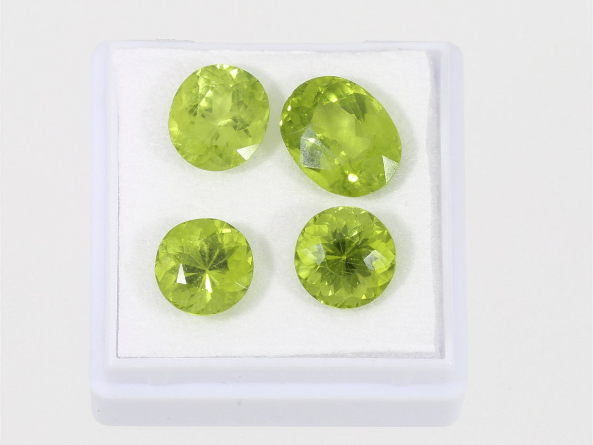 Peridot: kleines Peridot-Konvolut, insgesamt ca. 9,3ct - Bild 3 aus 3