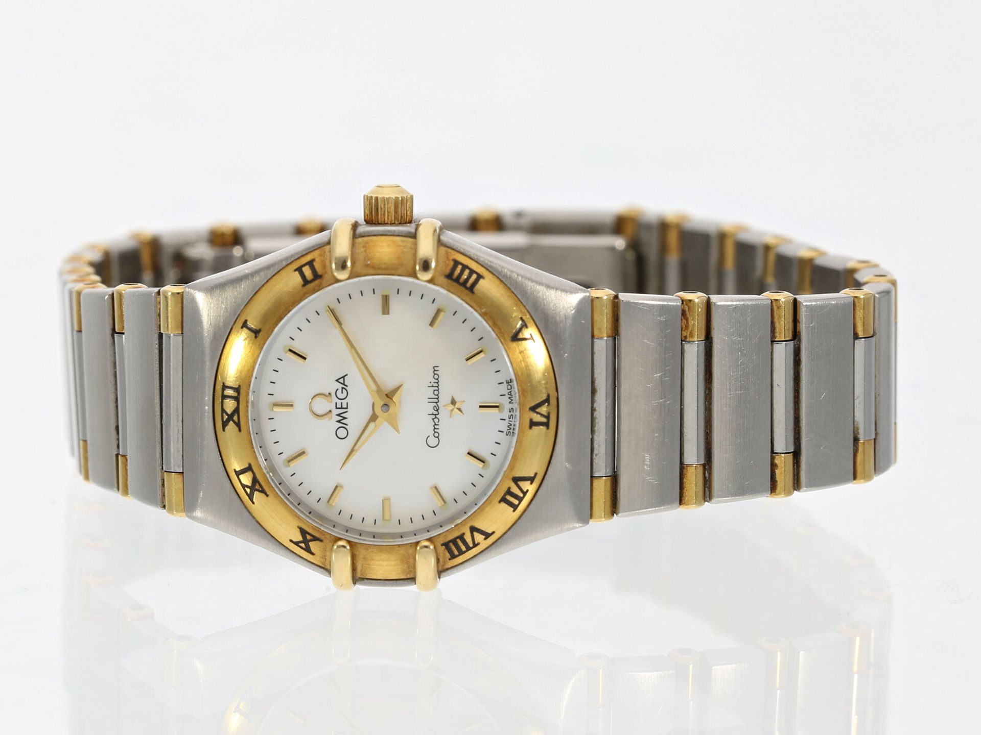 Feine und hochwertige vintage Damen-Armbanduhr, Omega Constellation in Stahl/Gold
