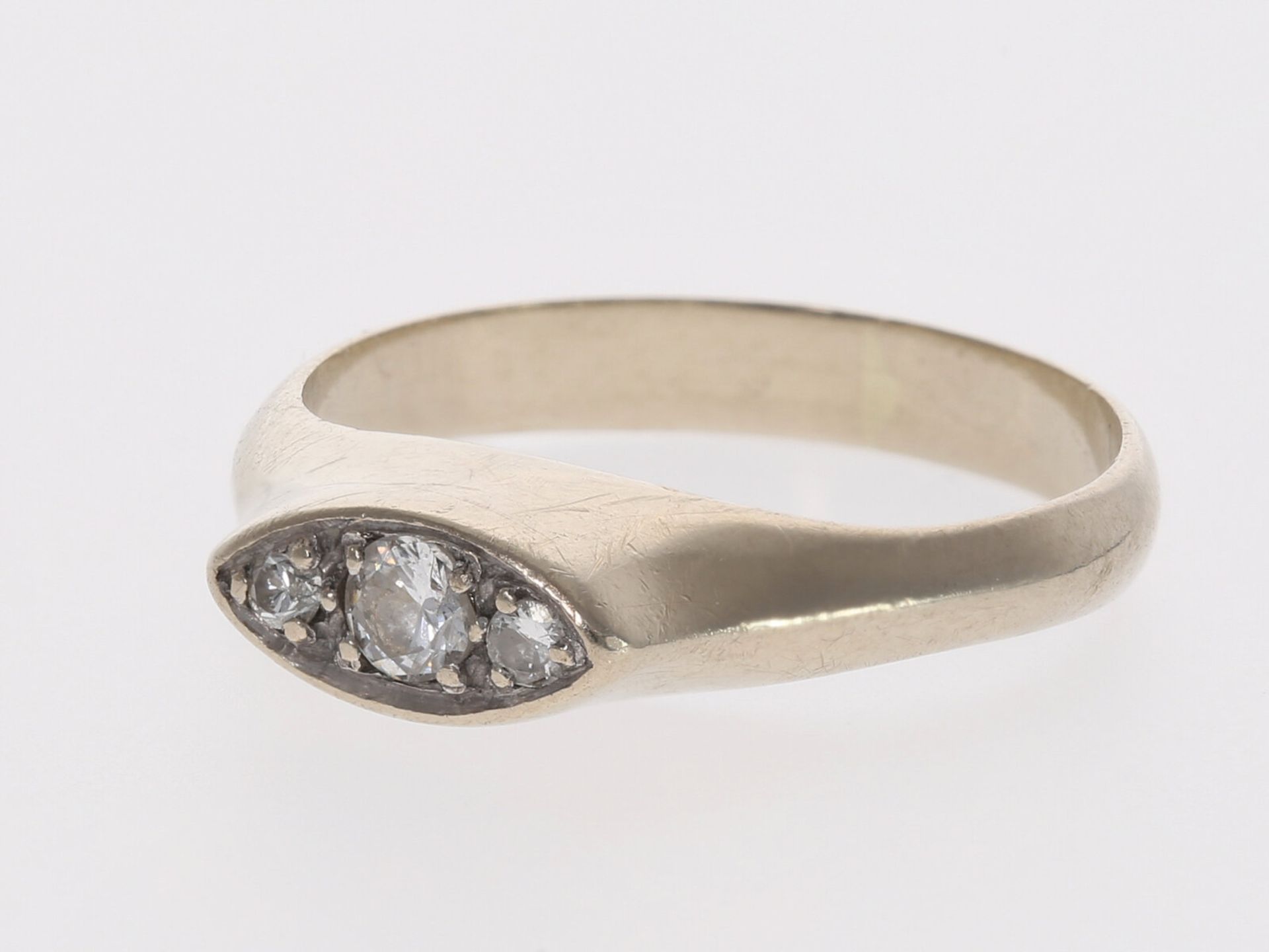 Ring: zierlicher antiker Damenring mit Brillantbesatz