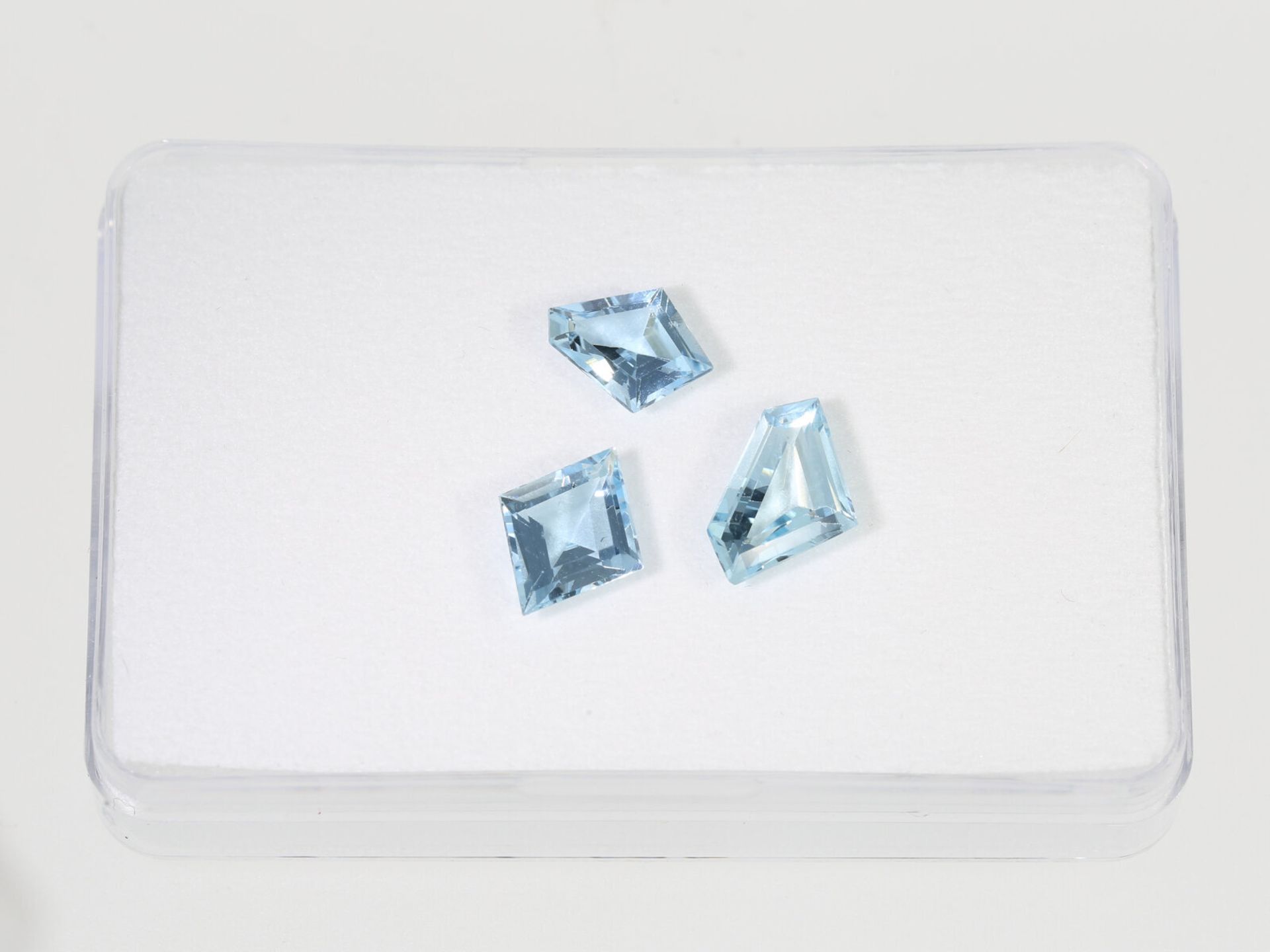 3 Aquamarine in interessanten Schliff-Varianten, ca. 3,37ct - Bild 2 aus 2