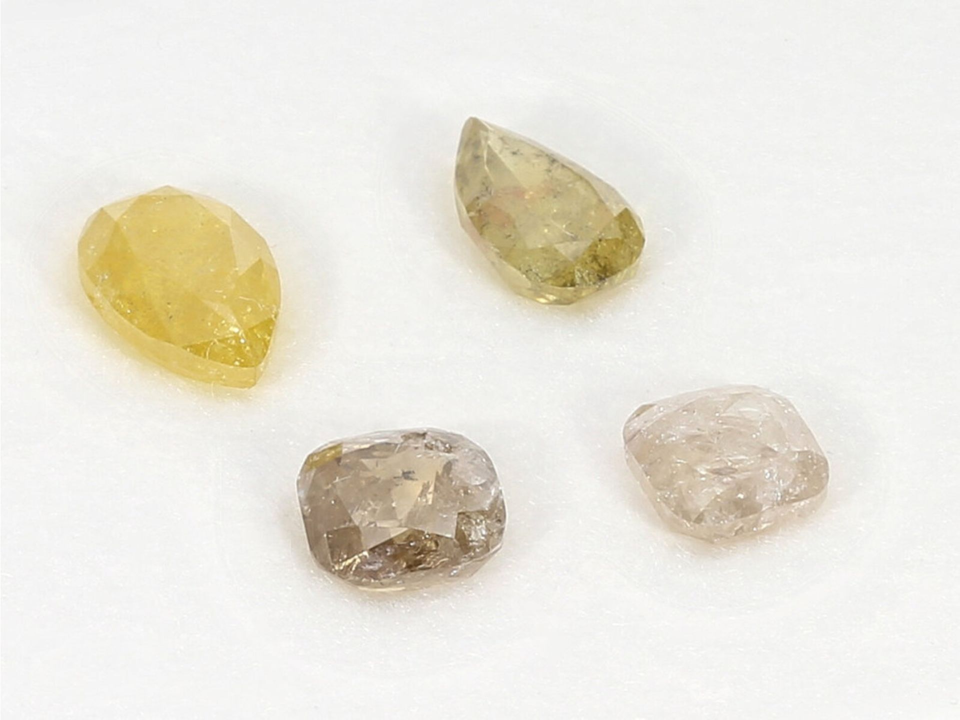 Diamanten: Konvolut aus 4 Fancy-Diamanten von zusammen ca. 1,68ct im Cushion- und Tropfenschliff - Bild 2 aus 3