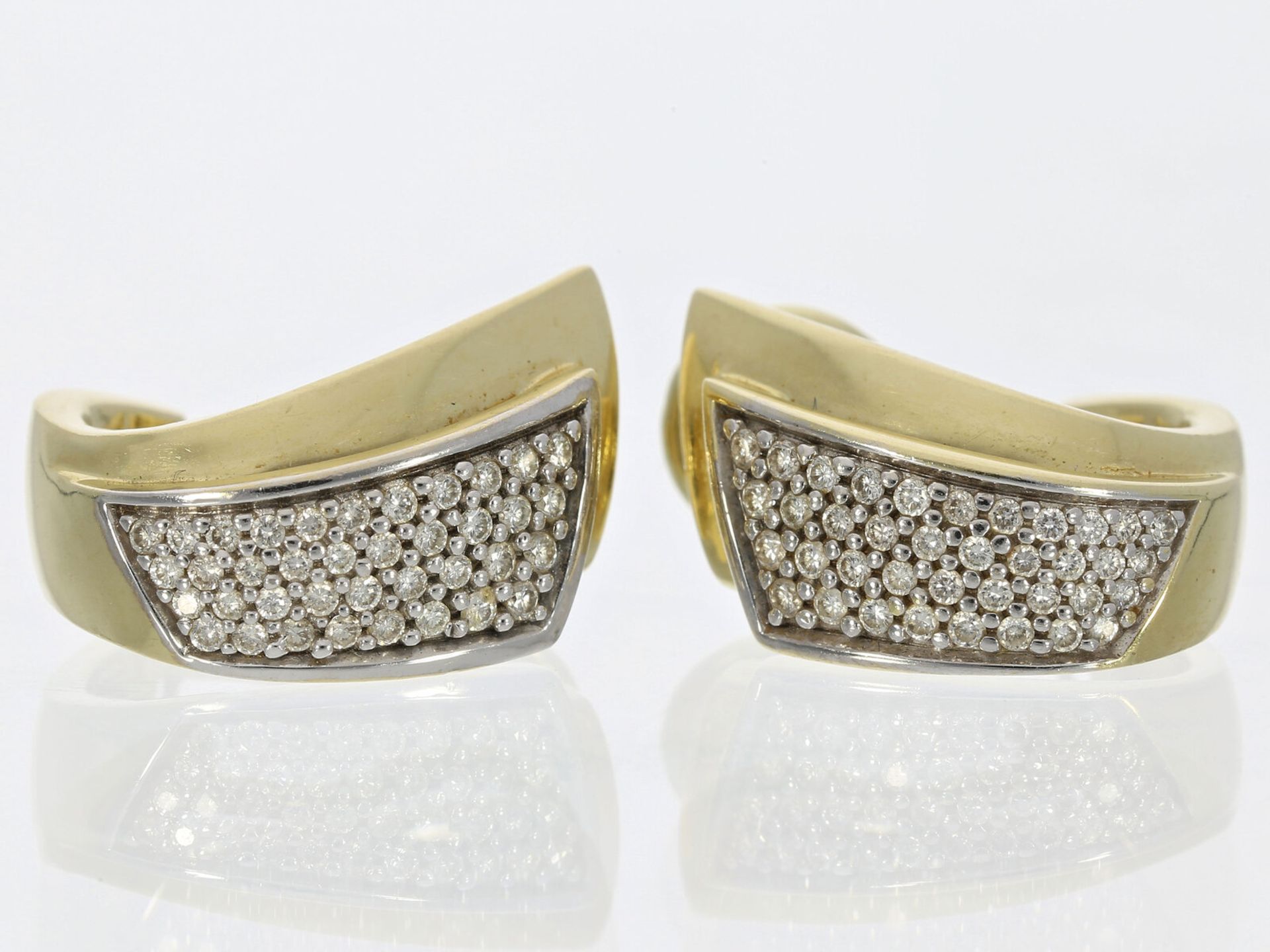 Ohrringe: goldene Halbcreolen mit Diamantbesatz - Bild 2 aus 2