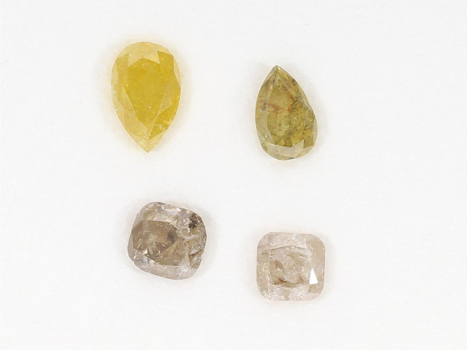 Diamanten: Konvolut aus 4 Fancy-Diamanten von zusammen ca. 1,68ct im Cushion- und Tropfenschliff - Bild 3 aus 3