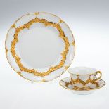 2tlg. Mokkatasse und Kuchenteller B-Form. Goldbronze. Meissen 1953-1957.