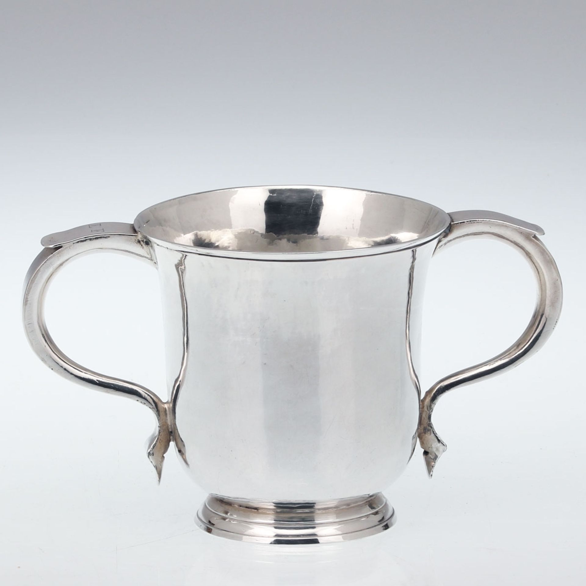 Seltener Henkelbecher sog. Porringer