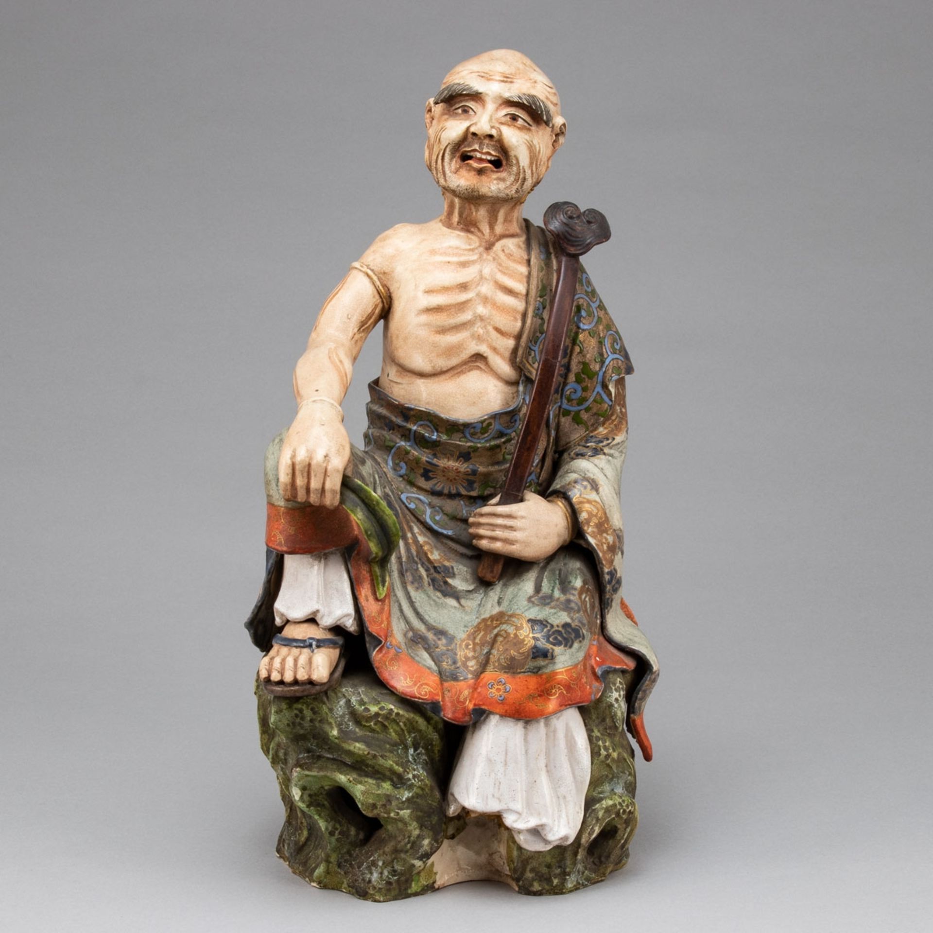 Figur eines sitzenden Lohan, China, um 1900