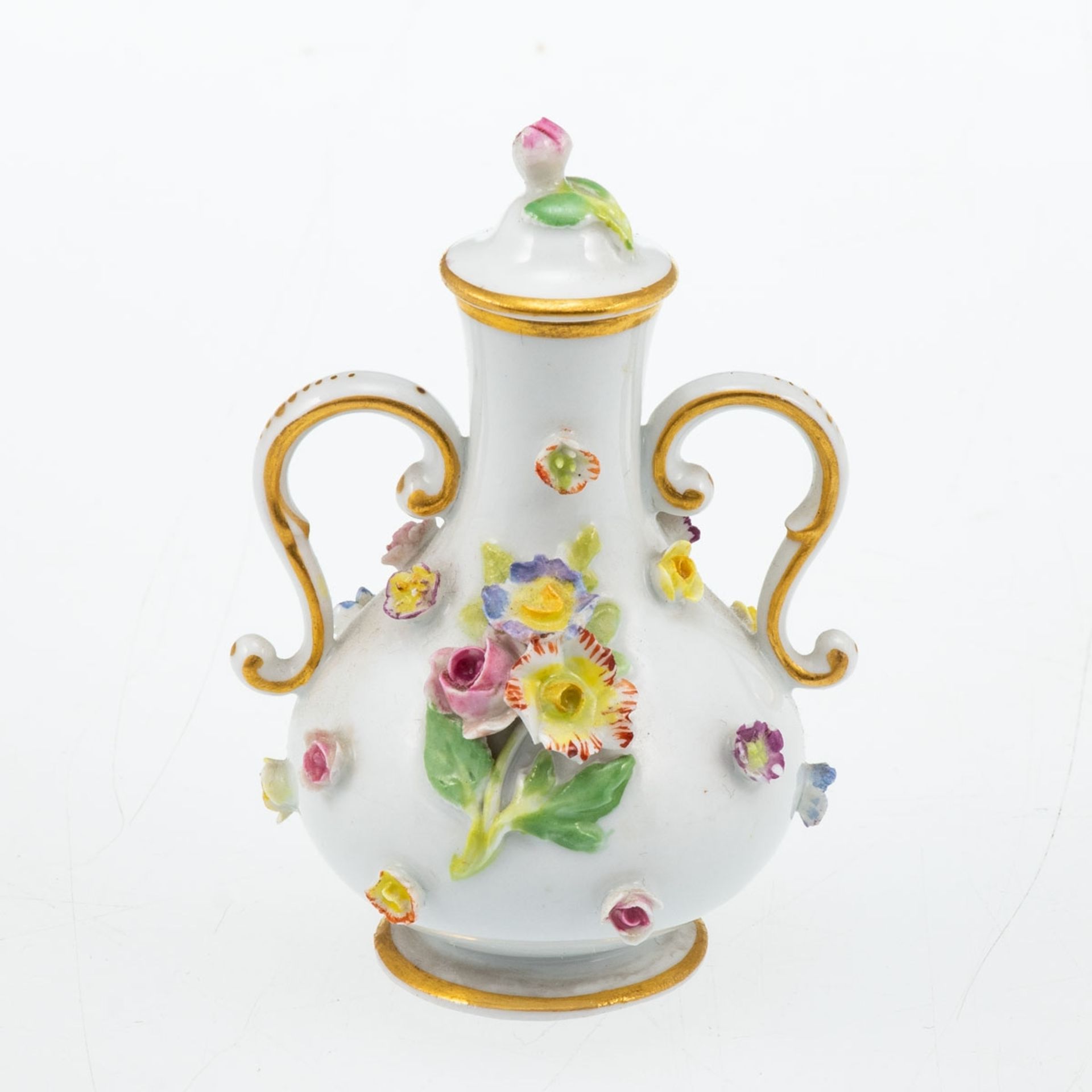 Henkelvase mit plastischen Blüten. Meissen 1850-1924