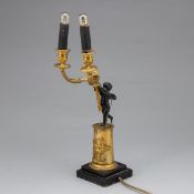 2flg. Empire Tischlampe mit Putto. Frankreich, um 1810.