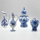 2 Krüge, 1 Deckelvase, 1 Vase. Keramik. Delft, Gouda.