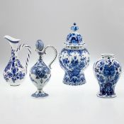 2 Krüge, 1 Deckelvase, 1 Vase. Keramik. Delft, Gouda.