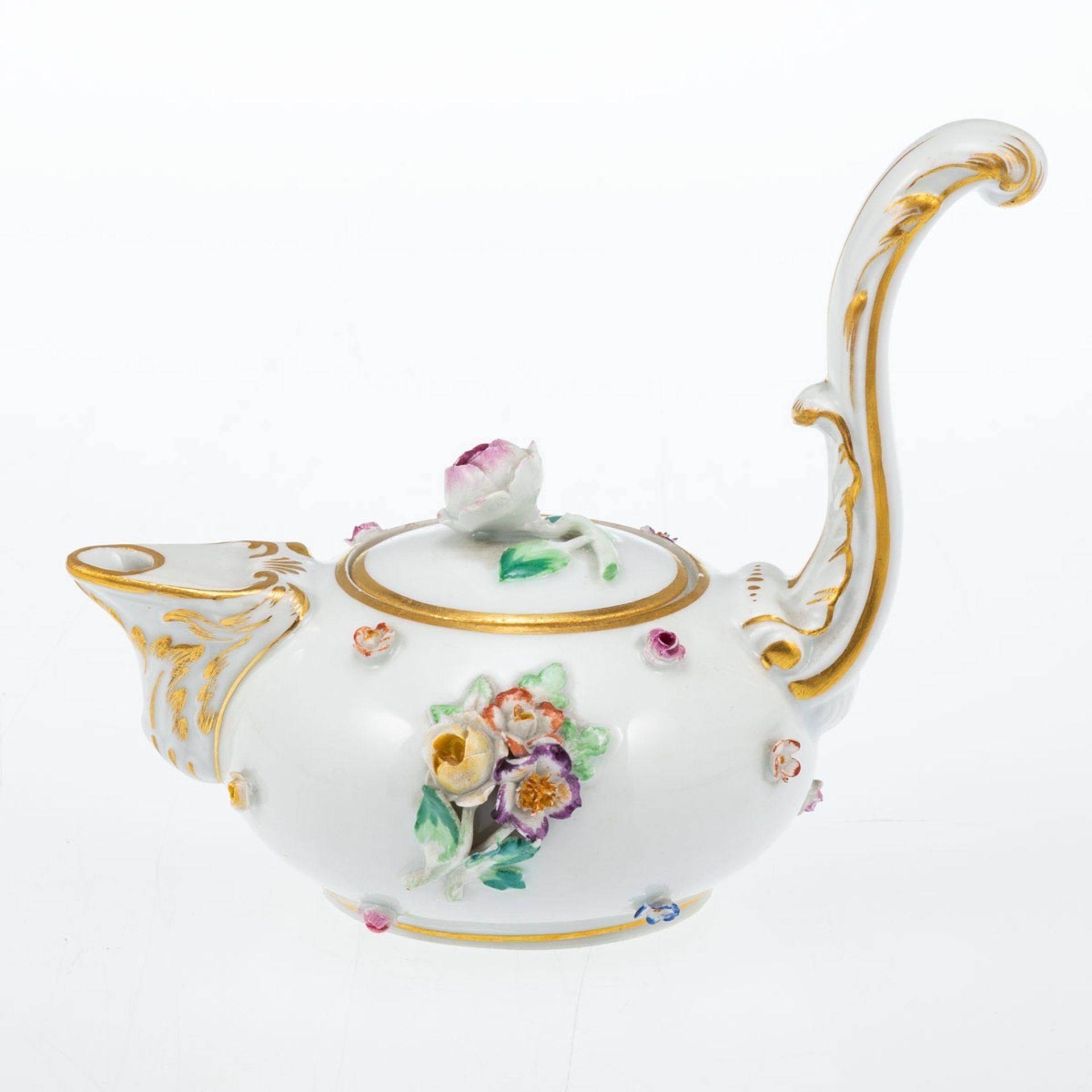 Kleine Kanne mit hochgezogenem Henkel und plastischen Blüten. Meissen 1935-1947.