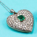 Herz-Medaillon mit großem Smaragd und Diamanten in Pavéfassung