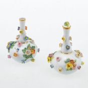 Vase mit plastischen Blüten und bemalten Insekten sowie Flakon mit plastischen Blüten . Meissen 1850