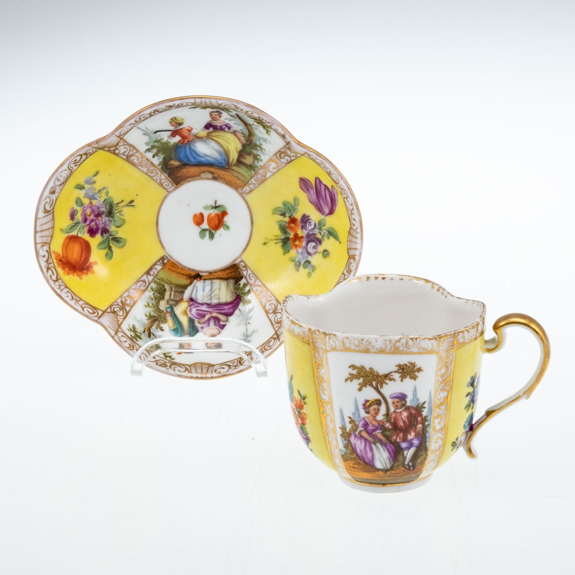 2tlg. passige Tasse Galante Paare und Blumenbukett. Joseph Schachtel, Charlottenbrunn (Schlesien), u