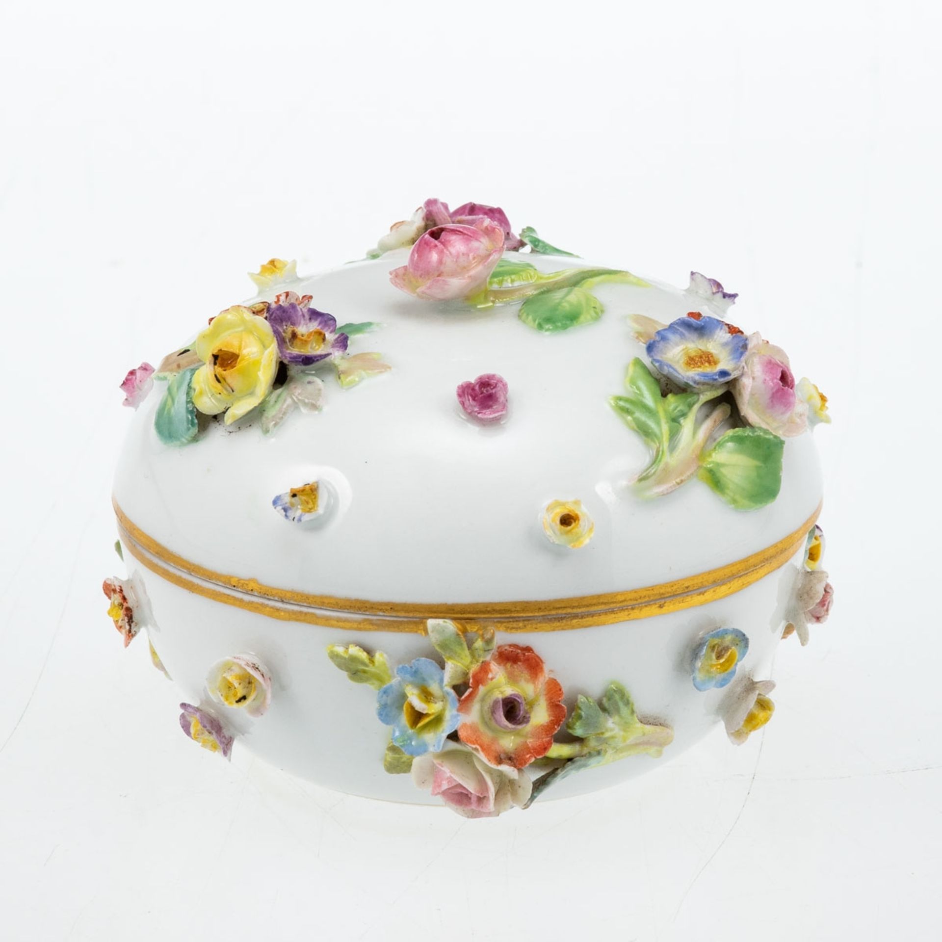 Runde Deckeldose mit plastischen Blüten und Goldspiralen. Meissen 1850-1924.