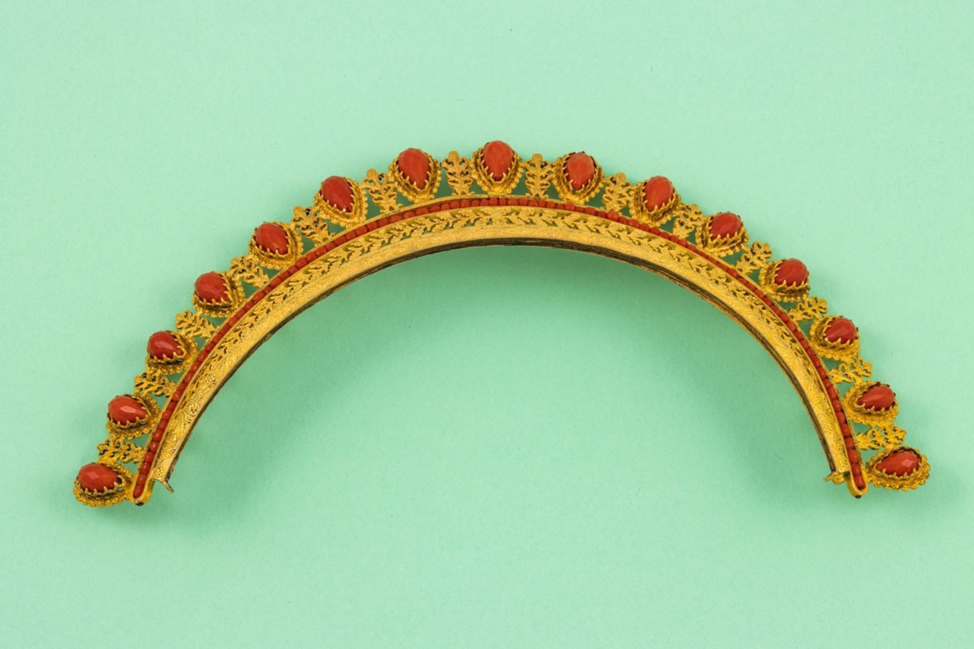 Diadem / Tiara mit geschliffenen Korallen