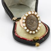 Englischer Perlen-Ring mit Haareinlage als Zeichen der Liebe und Freundschaft mit den Initialen IE H