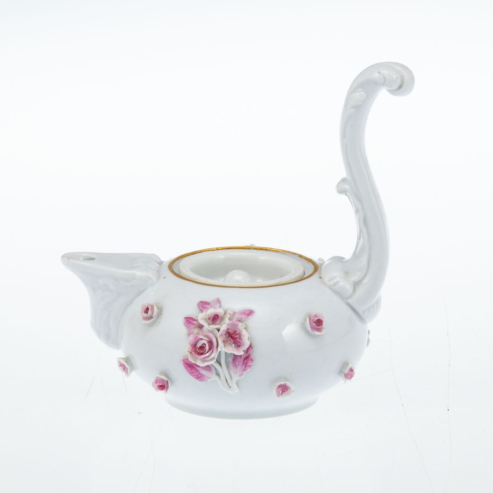 Kleine Kanne mit hochgezogenem Henkel und plastischen Blüten . Meissen 1850-1924