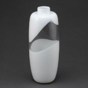 Vase. Opakweißes Glas
