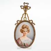 Ovale Bildplatte / Porzellan Miniatur Junge Frau mit Stirnschmuck. Um 1900