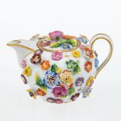 Miniatur Teekanne mit plastischen Blüten und gemalten Insekten. Meissen 1824-1850.