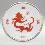 Großer Wandteller mit Metalleinfassung. Mingdrache, rot. Meissen 1935-1947.